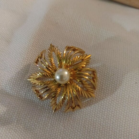 Lisner Faux Pearl Accents Leaf Gold Tone Brooch Pin Vintage Round Stamped Signed - Picture 8 of 9